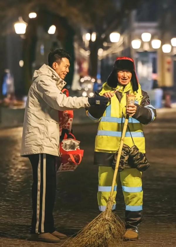 凌晨的哈尔滨很冷，但全国网友都被这位冰城小哥暖到了