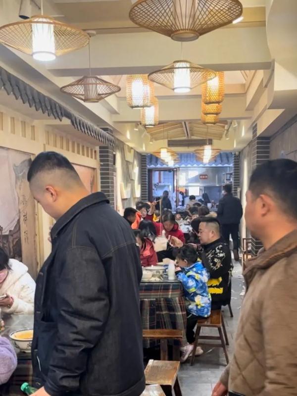 太馋了！湖南妹子返乡后直奔粉店：嗦一碗才代表真正回了老家