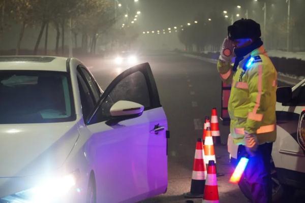 大年初二回娘家 女儿女婿们别酒驾