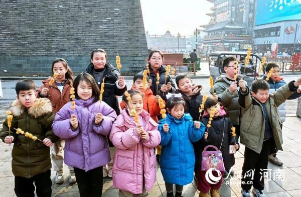 大虾、臭豆腐、鸡爪、海带……“万物皆可糖葫芦”是真的！