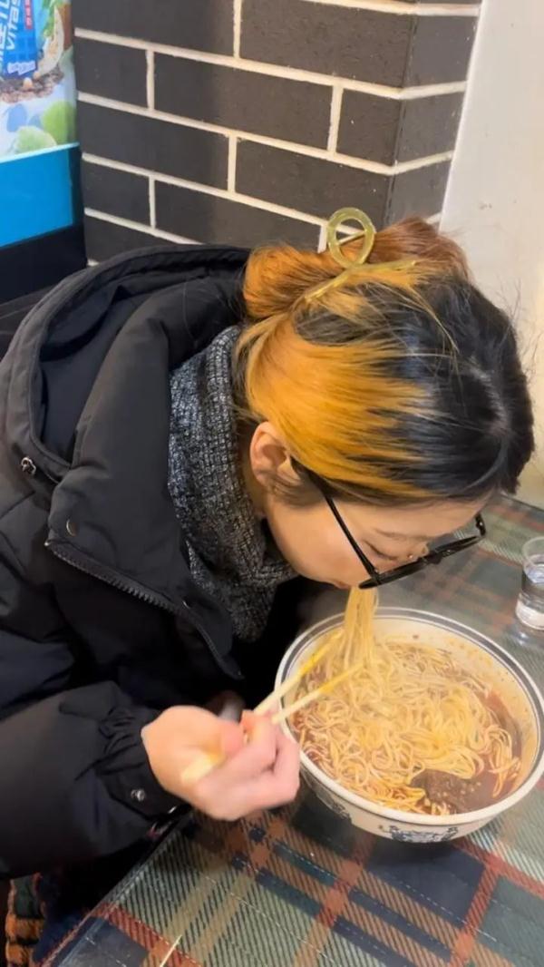 太馋了！湖南妹子返乡后直奔粉店：嗦一碗才代表真正回了老家