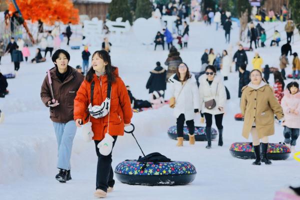 新春走基层 | 河南:冰雪场上过春节“热辣滚烫” 新春走基层 | 河南:冰雪场上过春节“热辣滚烫”