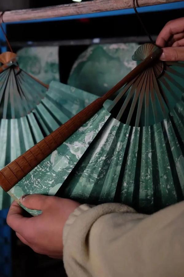 春晚撒贝宁和小尼手中的漆扇是长沙造,技艺来自2000多年前的楚国 春晚撒贝宁和小尼手中的漆扇是长沙造,技艺来自2000多年前的楚国