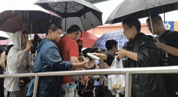 那个暴雨中安置了近千名滞留旅客的居委会主任，春节怎么过的？
