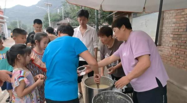 那个暴雨中安置了近千名滞留旅客的居委会主任，春节怎么过的？
