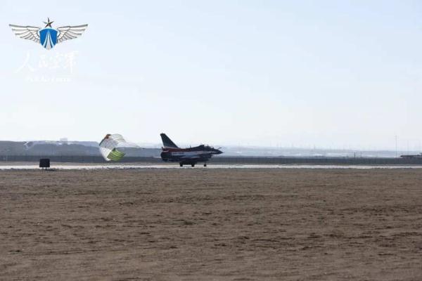 龙翔万里一站直飞，空军八一飞行表演队“回家”