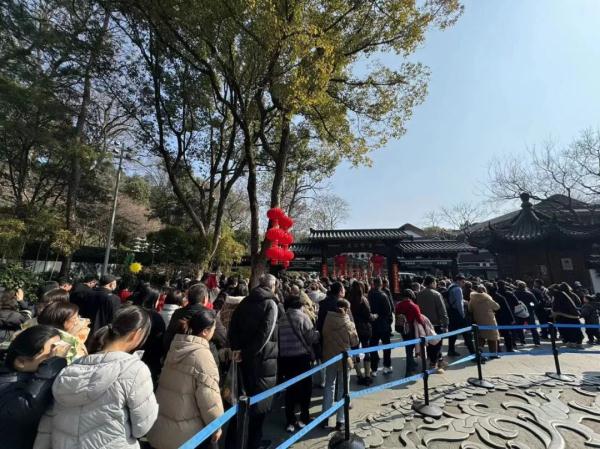 人从众𠈌!浙江多地景点提醒:已饱和 人从众𠈌!浙江多地景点提醒:已饱和