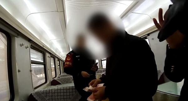 装有万元现金的背包丢了！假期出行要注意这些……