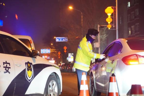 大年初二回娘家 女儿女婿们别酒驾