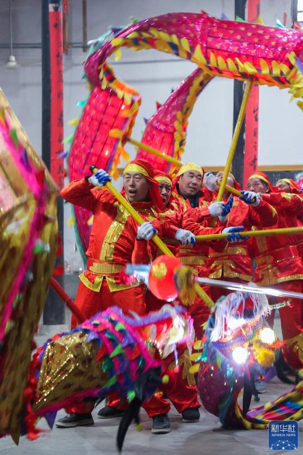 乡村滚地龙 舞动迎新春