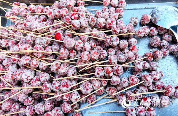 大虾、臭豆腐、鸡爪、海带……“万物皆可糖葫芦”是真的！