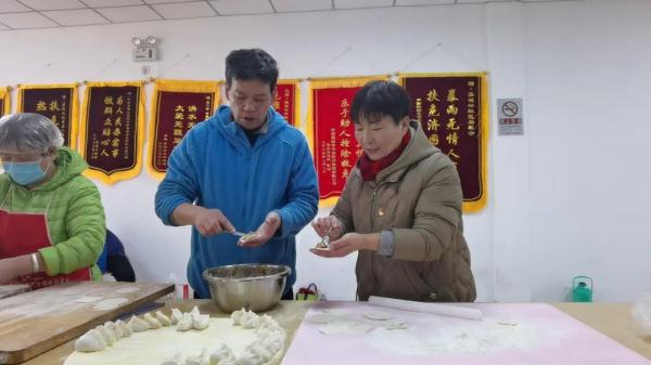 那个暴雨中安置了近千名滞留旅客的居委会主任，春节怎么过的？