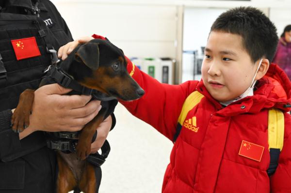 带犬巡逻日均两万步，他们是禄口机场“看得见”的安全感