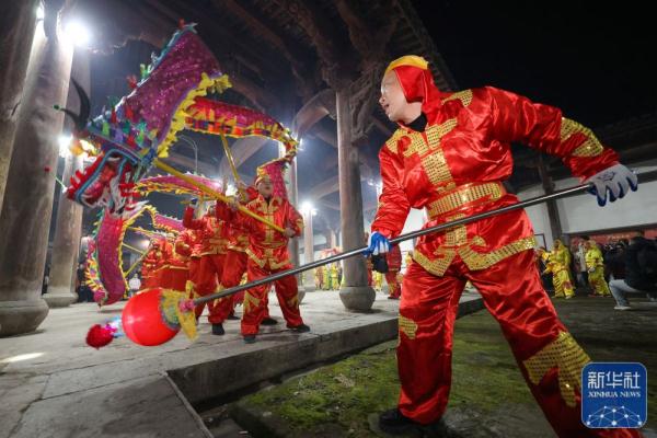 乡村滚地龙 舞动迎新春