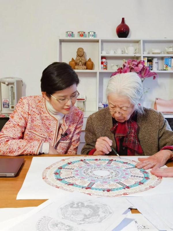 中国传统纹样亮相央视春晚引热议 幕后人员揭秘：曾有成百上千种纹样备选