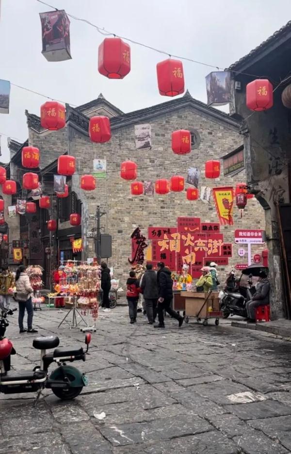 太馋了！湖南妹子返乡后直奔粉店：嗦一碗才代表真正回了老家