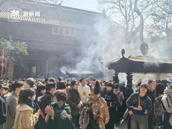 网红灵隐寺人多到上热搜！大年初一“祈福忙”