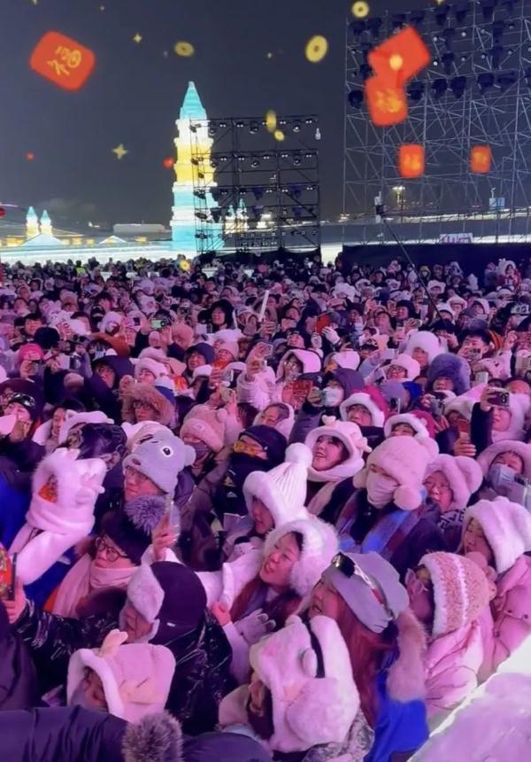 除夕夜，冰雪大世界梦想舞台变身“许愿池”，游客现场接梗“尔滨就是我的家！”