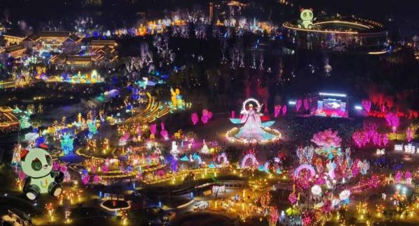 成都东安湖国际旅游度假区首届灯会游人如织年味浓