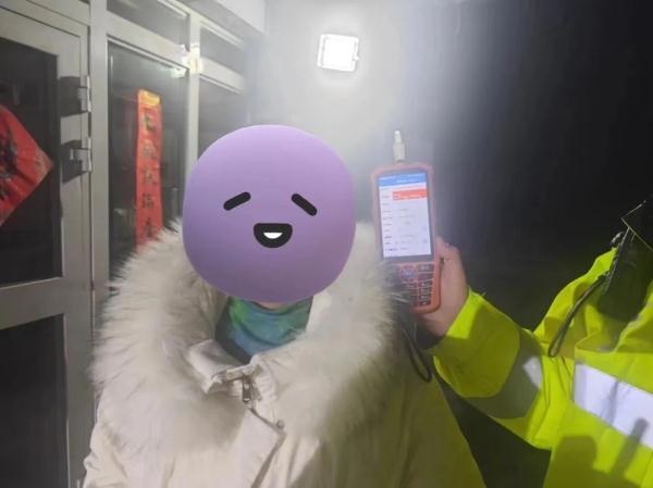 大年初二回娘家 女儿女婿们别酒驾