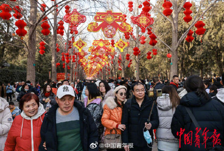 在北京过年：地坛庙会首日人山人海