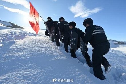 戍边民警节日期间开展边境辖区巡逻 戍边民警节日期间开展边境辖区巡逻