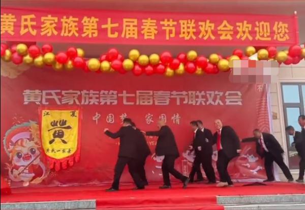 湖南一家族连续7年表演节目办春晚，网友：一整个羡慕住了！