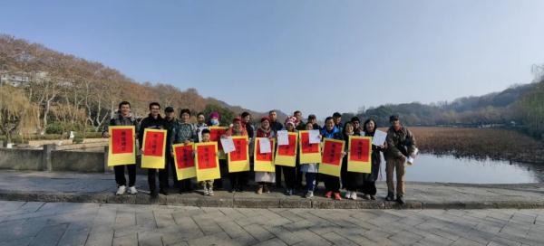 历史新高！西湖边这群“大明星”，很多人天天围着...