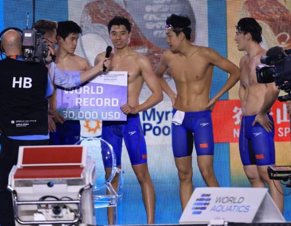 中国男子游泳队世锦赛接力摘金,潘展乐破世界纪录 中国男子游泳队世锦赛接力摘金,潘展乐破世界纪录