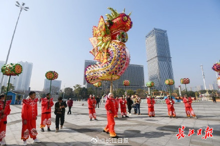 非遗高龙舞动新春
