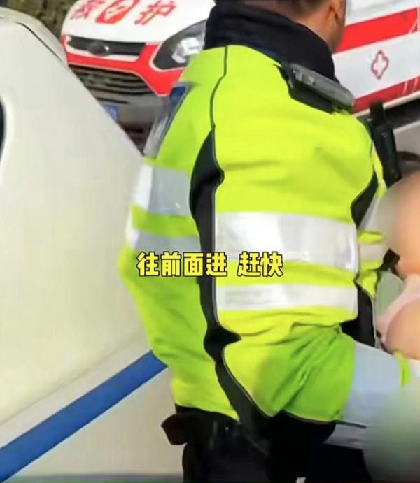 有“警”无险!孩子被呛噎住气道,警车鸣笛开道一路护送就医… 有“警”无险!孩子被呛噎住气道,警车鸣笛开道一路护送就医…
