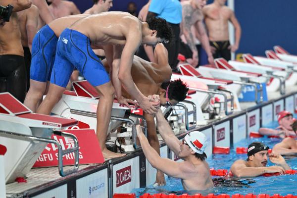 游泳世锦赛:潘展乐破世界纪录 中国队接力摘金 游泳世锦赛:潘展乐破世界纪录 中国队接力摘金