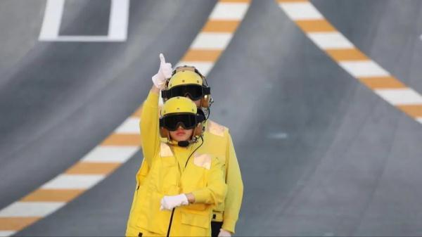 这,是航母甲板上的“热辣滚烫”! 这,是航母甲板上的“热辣滚烫”!