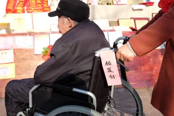 杭州最牛全家福！光60岁以上的就有99个，站凳子上才能把人拍齐……