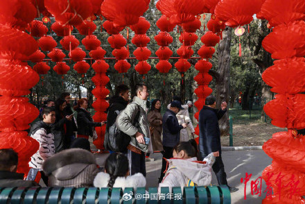 在北京过年：地坛庙会首日人山人海