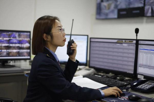 迎风雪护归途 铁路人温暖春运“回家路”