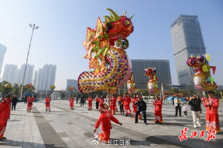 非遗高龙舞动新春