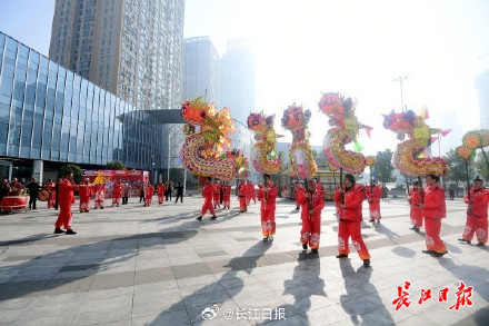 非遗高龙舞动新春
