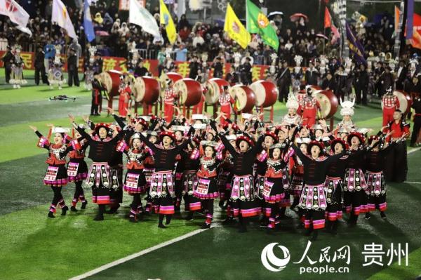 新春走基层|从春运到“村晚” 用“新”过年花样多