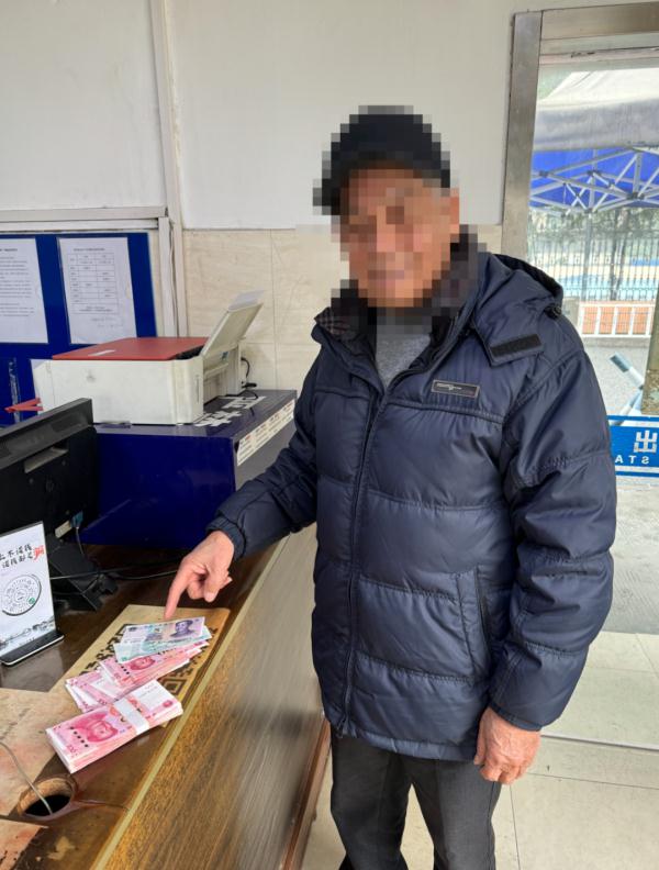 老人刚取了10000多元准备发红包，结果…