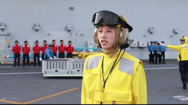这,是航母甲板上的“热辣滚烫”! 这,是航母甲板上的“热辣滚烫”!