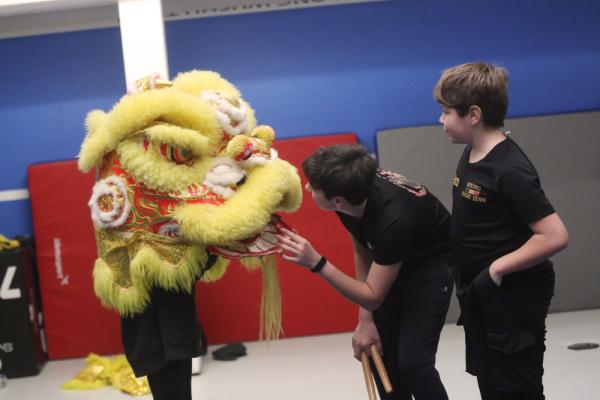 比利时“老外”的中国舞龙舞狮情 比利时“老外”的中国舞龙舞狮情