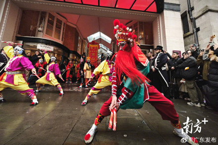 普宁英歌舞在英国伦敦敲响棒槌