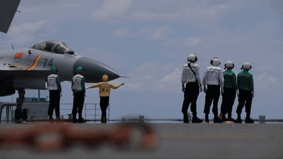 这,是航母甲板上的“热辣滚烫”! 这,是航母甲板上的“热辣滚烫”!