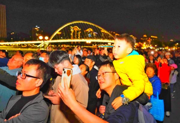 很多人拍到了！广州上空现巨型……