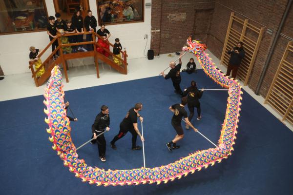 比利时“老外”的中国舞龙舞狮情 比利时“老外”的中国舞龙舞狮情