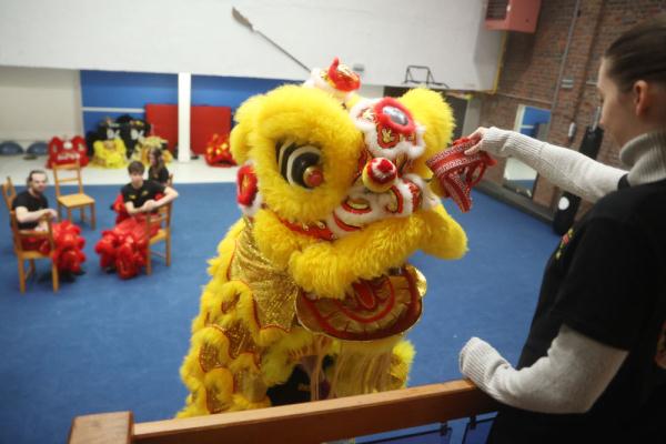 比利时“老外”的中国舞龙舞狮情 比利时“老外”的中国舞龙舞狮情