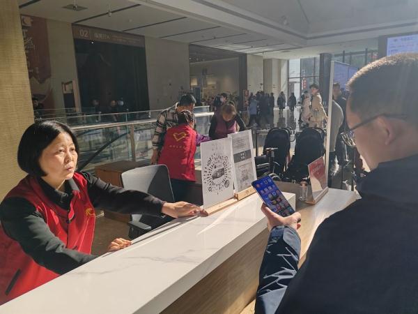 博物馆志愿者:陪观众过好“文化年” 博物馆志愿者:陪观众过好“文化年”