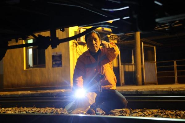 迎风雪护归途 铁路人温暖春运“回家路”