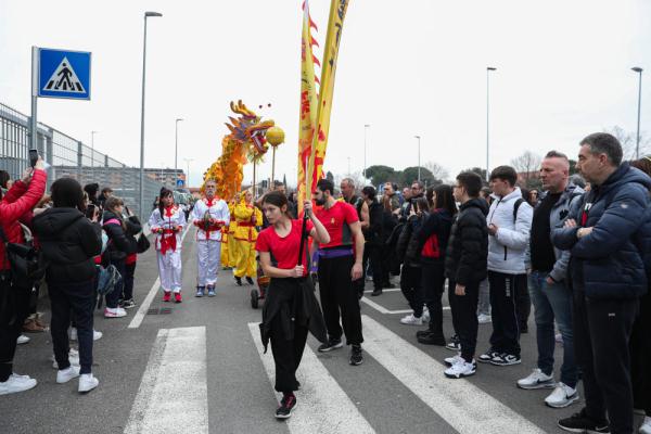 朱婷海外打球迎新春 意大利人舞龙舞狮让年味儿拉满 朱婷海外打球迎新春 意大利人舞龙舞狮让年味儿拉满
